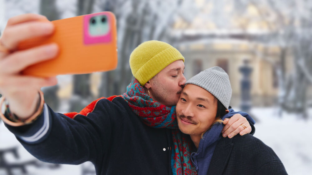 Ett par fotar sig själva i Uppsala