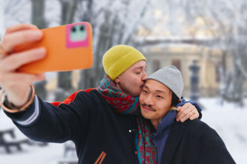 romantisk-weekend-uppsala-gay-par-puss_destination-uppsala