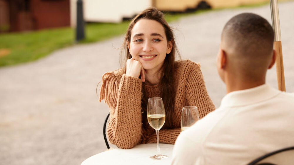 Ett par tar en drink på uteservering