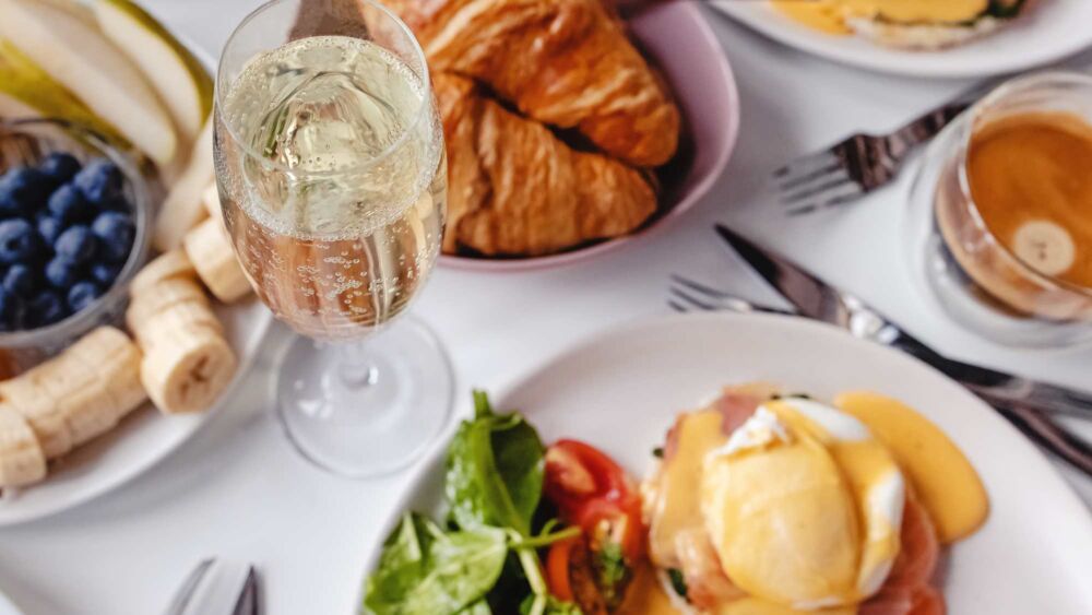 Bord med brunchrätter på