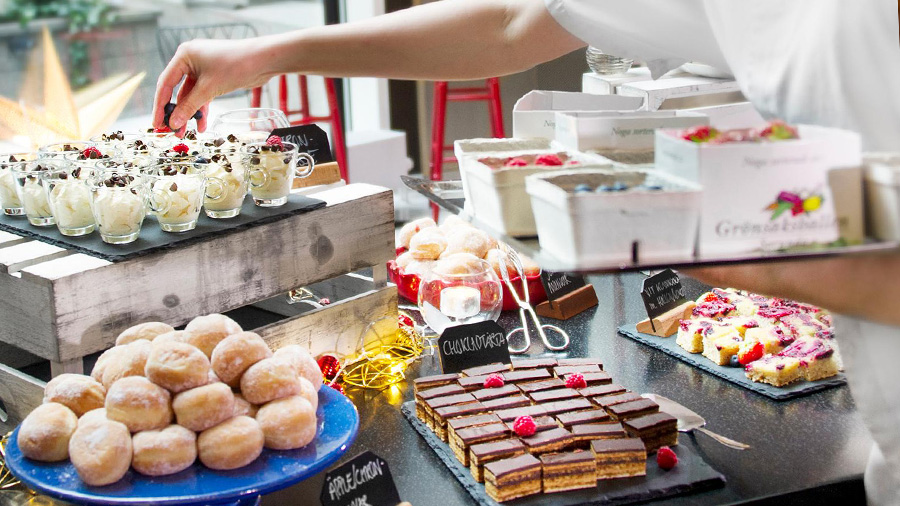 Närbild på ett buffebord med bakverk