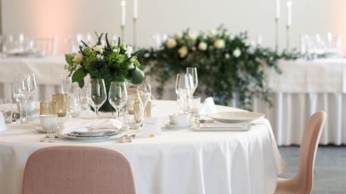 Fint dukat bord med vinglas