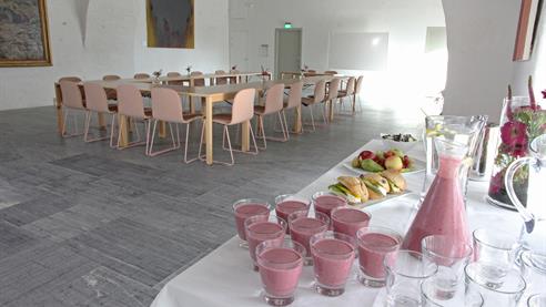 Bild på konferensrum med uppdukat fika