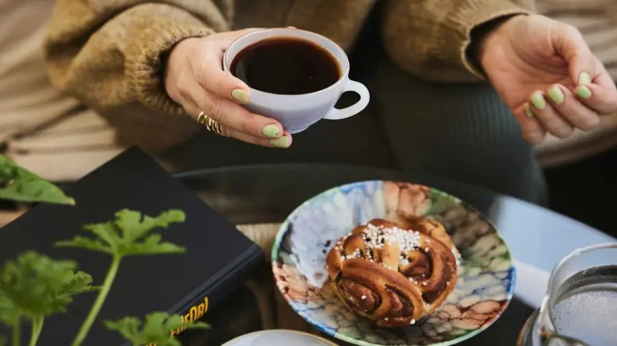 Fika med kaffe och kanelbulle