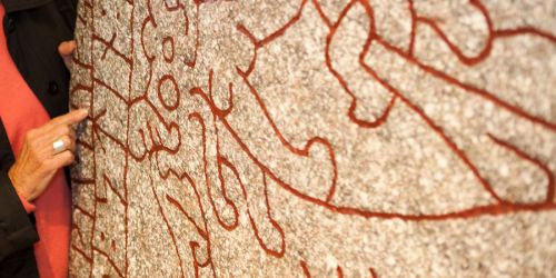 Gamla-Uppsala-museum_2011_runsten_900x506