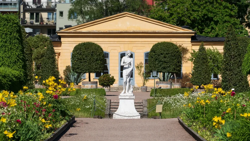 Staty i trädgård