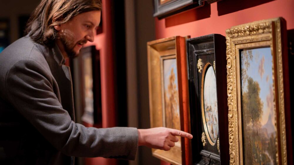 Man kollar på konsten på Gustavianum, Uppsala