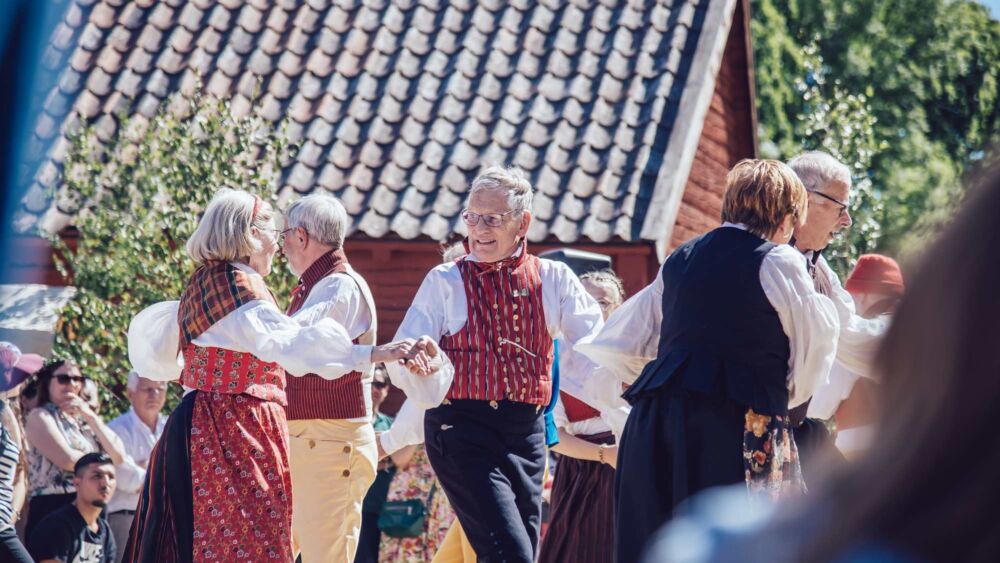Midsommarfirande på Disagården med dans