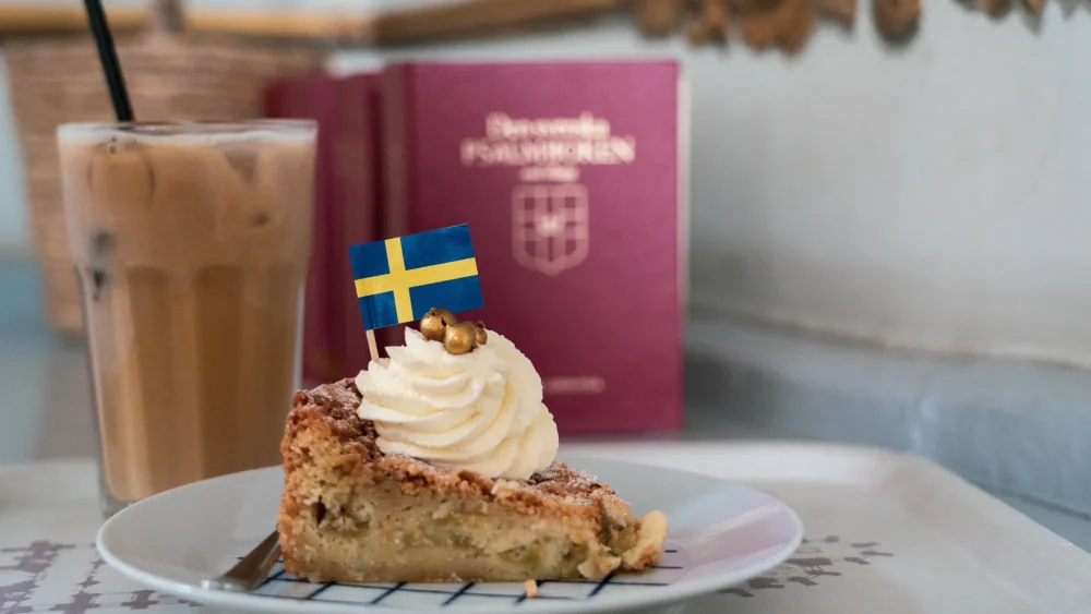 En kaka med en flagga i