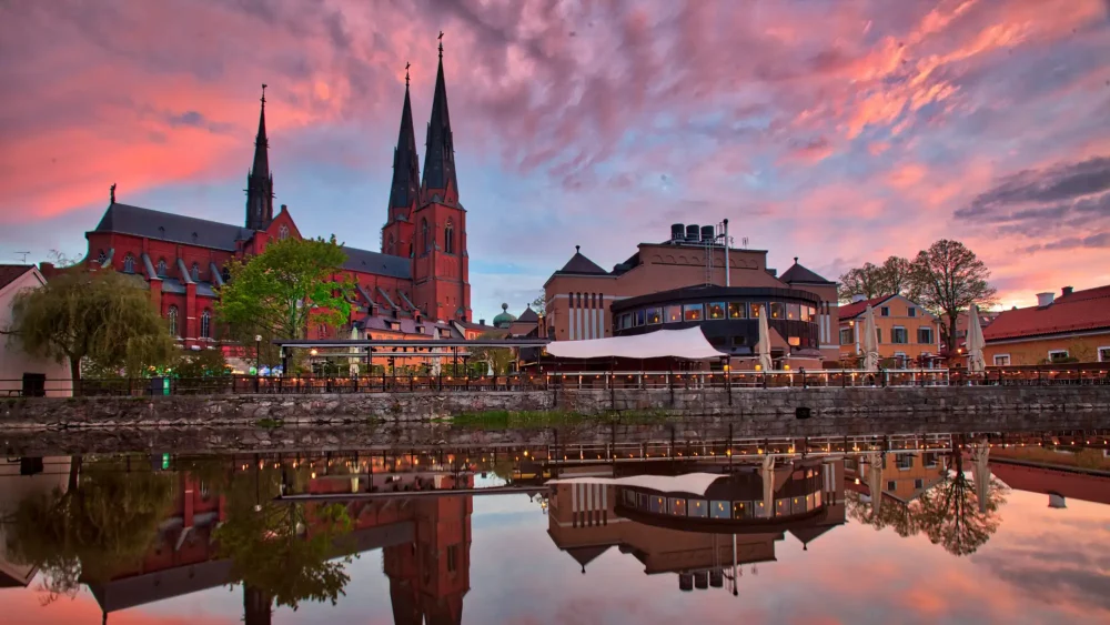 Saluhallen och domkyrkan i solnedgång