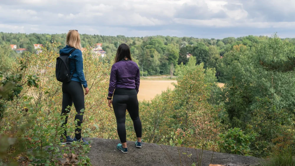 två kvinnor på vandring