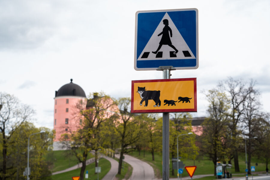 vägskylt med Pelle Svanslös-motiv i Uppsala