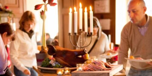 Familj plockar julmat på en restaurang