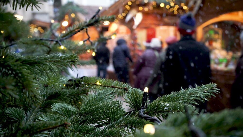 Julmarknad på snöigt torg