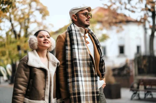 En man och en kvinna på promenad under hösten