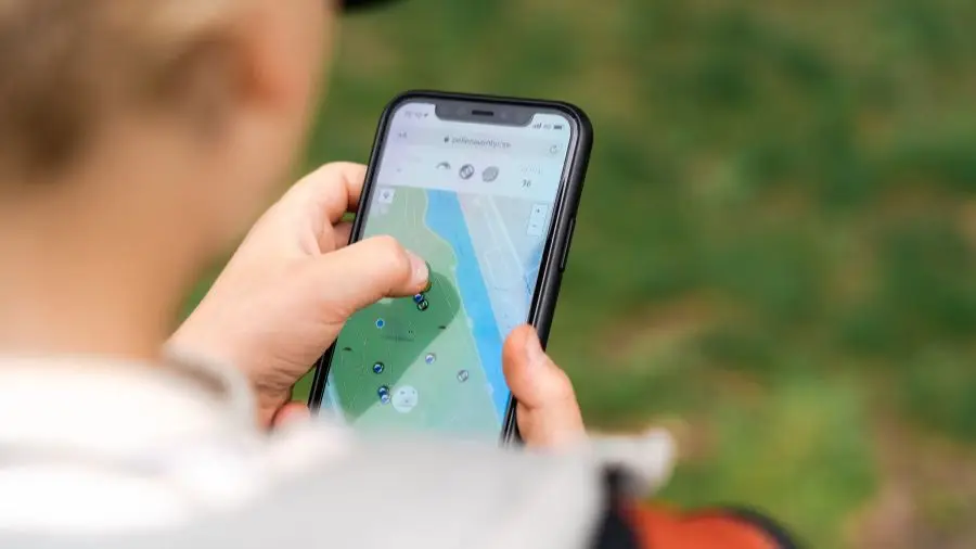 Pojke spelar på en mobil