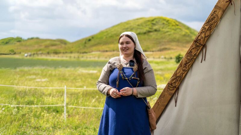 Vikingakvinna framför Gamla Uppsala högar