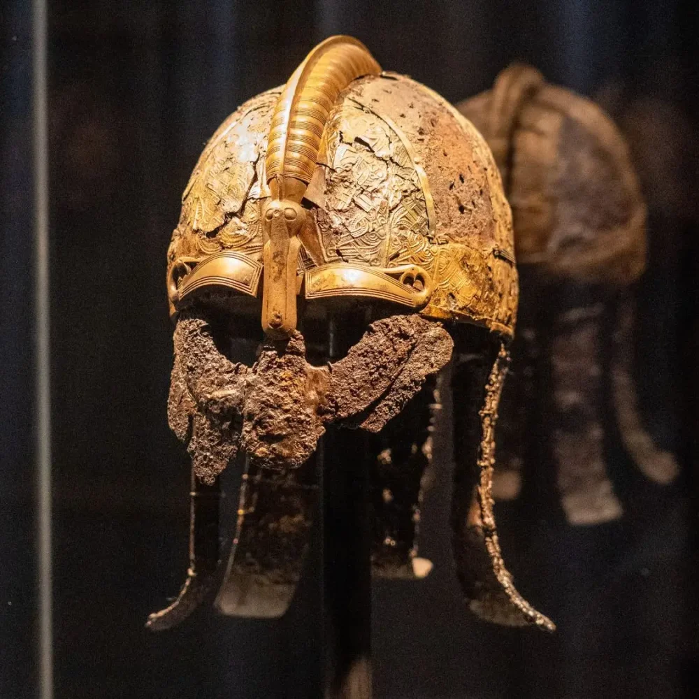 vikingahjälm på gustavianum museum