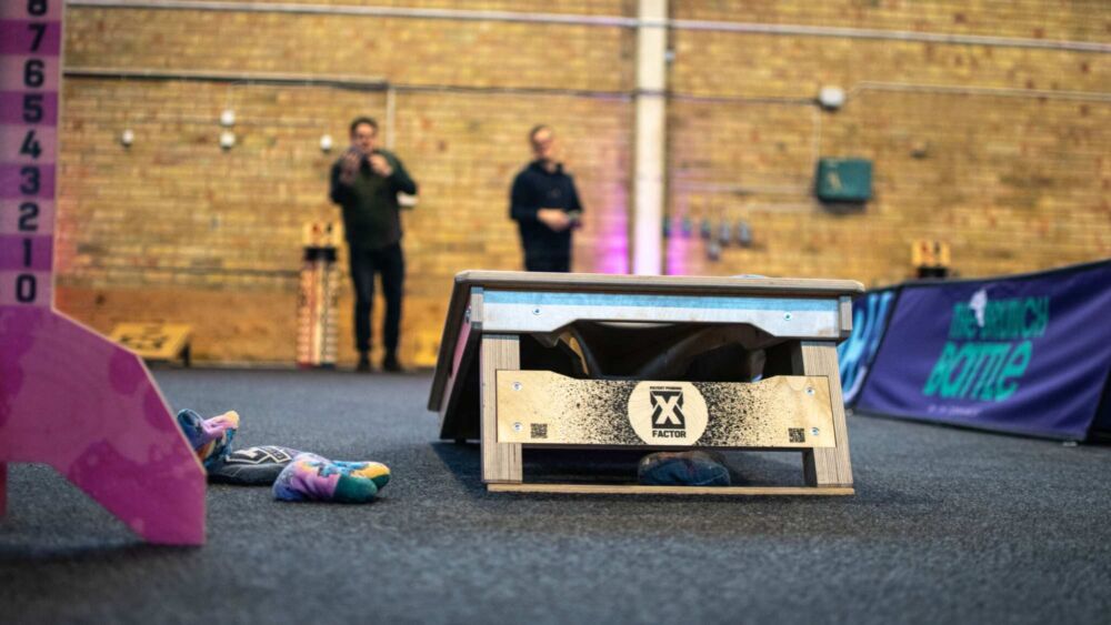 Vänner spelar cornhole på The Cornament i Uppsala