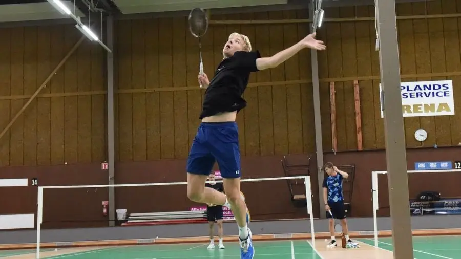 kille spelar badminton