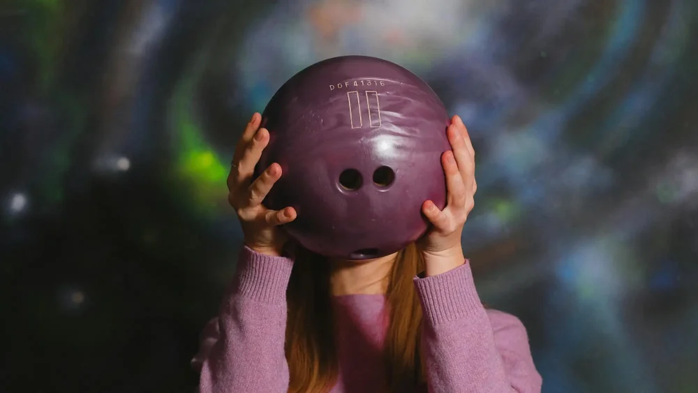 Kvinna håller i bowlingklot