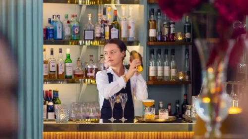 kvinna i en bar