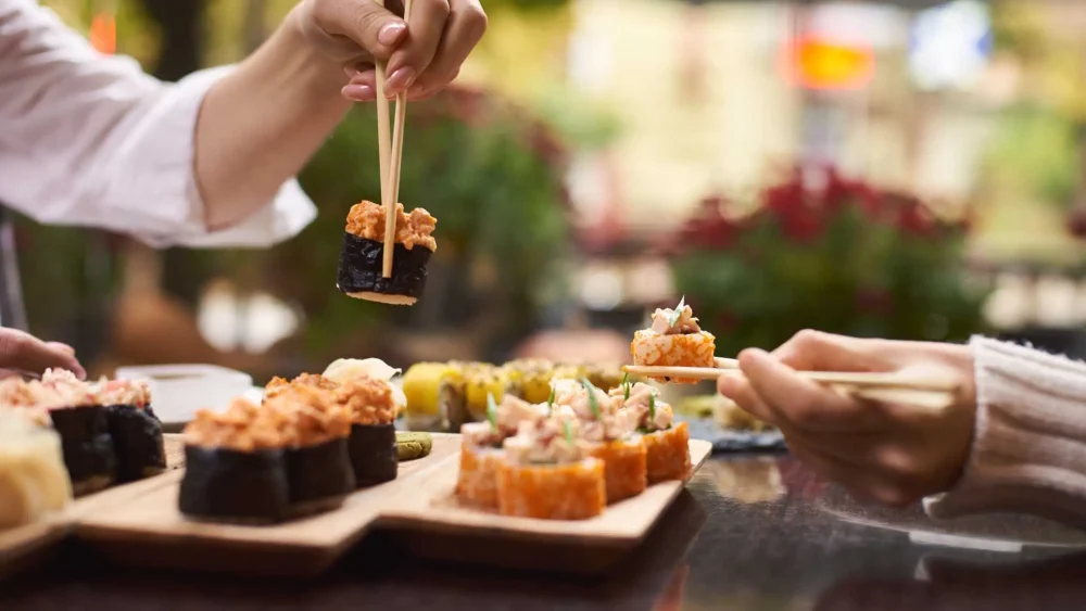 Kvinnor äter sushi