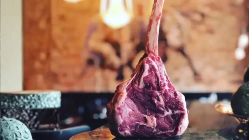 Närbild på ett stycke kött från restaurang Tjuren i Uppsala