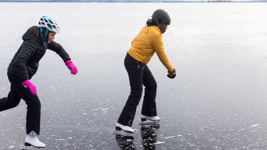 Barn åker skridskor på naturis