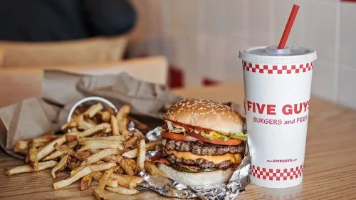 hamburgare på five guys i Uppsala