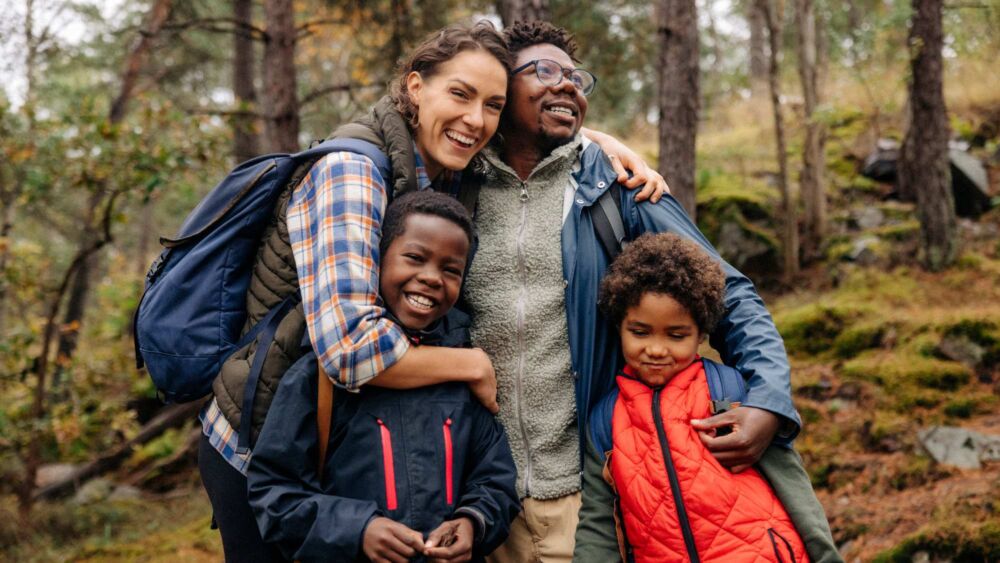 Familj ute i höstig skog