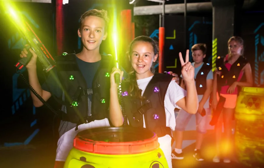 Barn som spelar lasergame