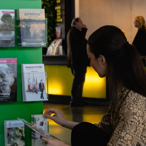 Tjej tittar på kartor vid infopoint