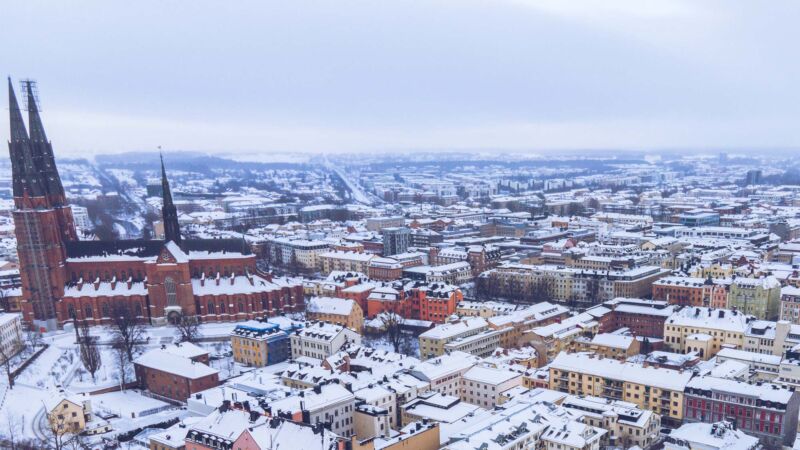 uppsala-vinter-sno-domkyrkan-stadsvy-flygfoto_destination-uppsala