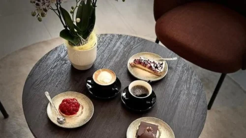 Bord med kaffe och kakor