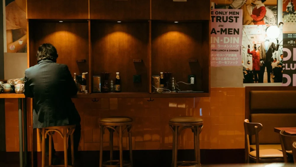 En man äter nudlar på restaurangen DINDIN CLUB i Uppsala