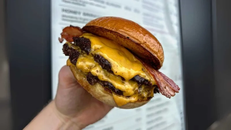 Närbild på cheeseburgare