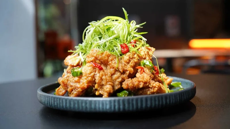 Friterad kyckling på en tallrik