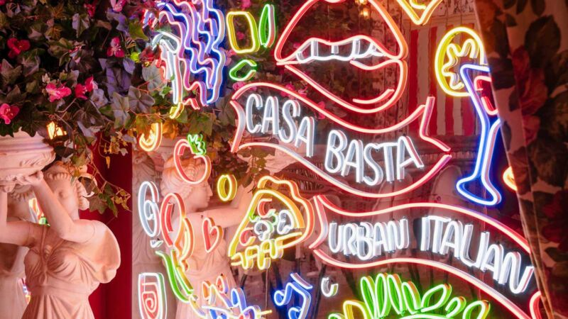 Neonskyltar på restaurang Basta i Uppsala