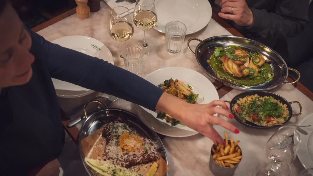 Ett par äter mat på La Girafe