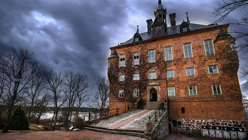 Wiks slott, stormig mörk himmel bakom