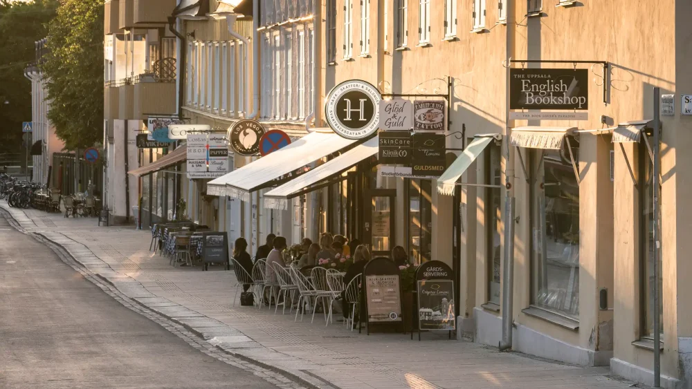 BIid på gågata i solnedgång