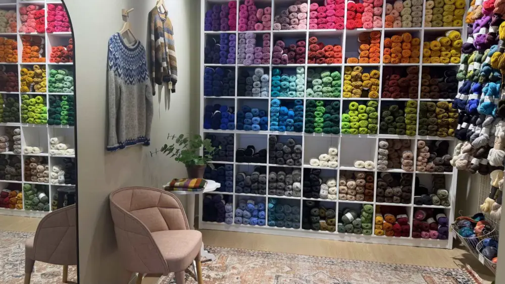 En butik med garner på hyllor