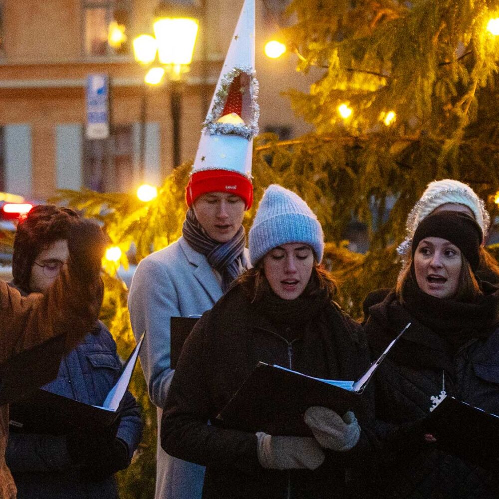 Kör i luciakläder på Fyristorg i Uppsala