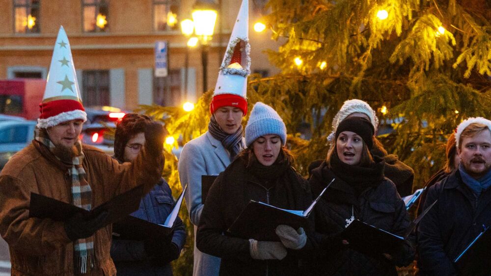Kör i luciakläder på Fyristorg i Uppsala