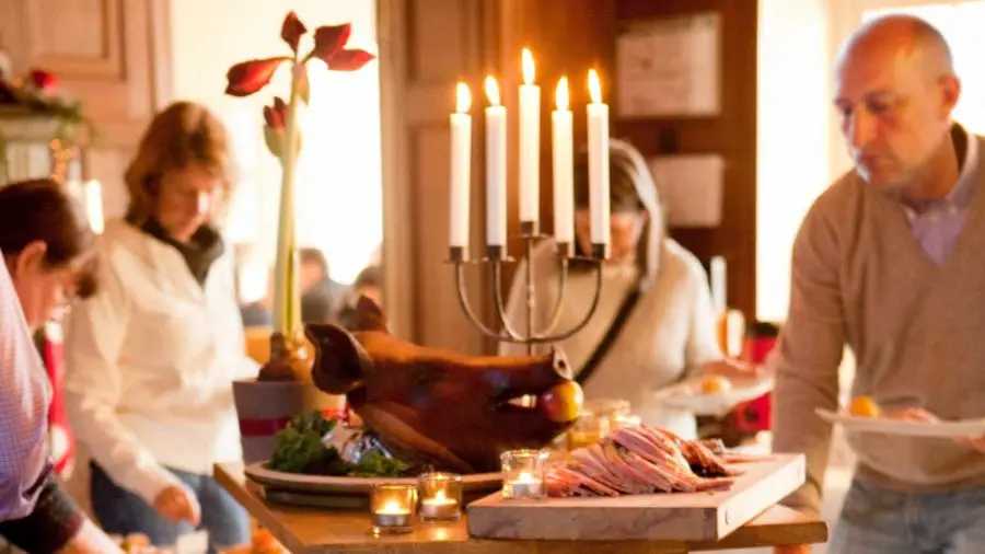 Familj plockar julmat på en restaurang