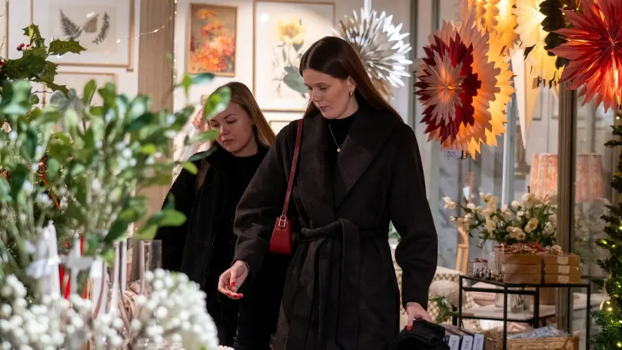 Två vänner shoppar i en inred ingsbutik