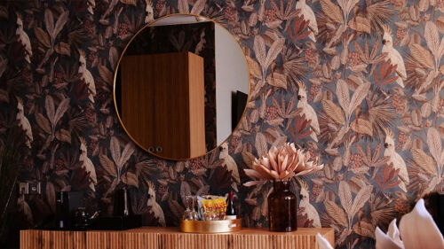 En mönstrad tapet bakom en minibar i en hotellsvit