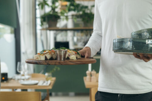 Person som serverar mat