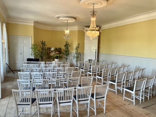 Stolar ställda i rad